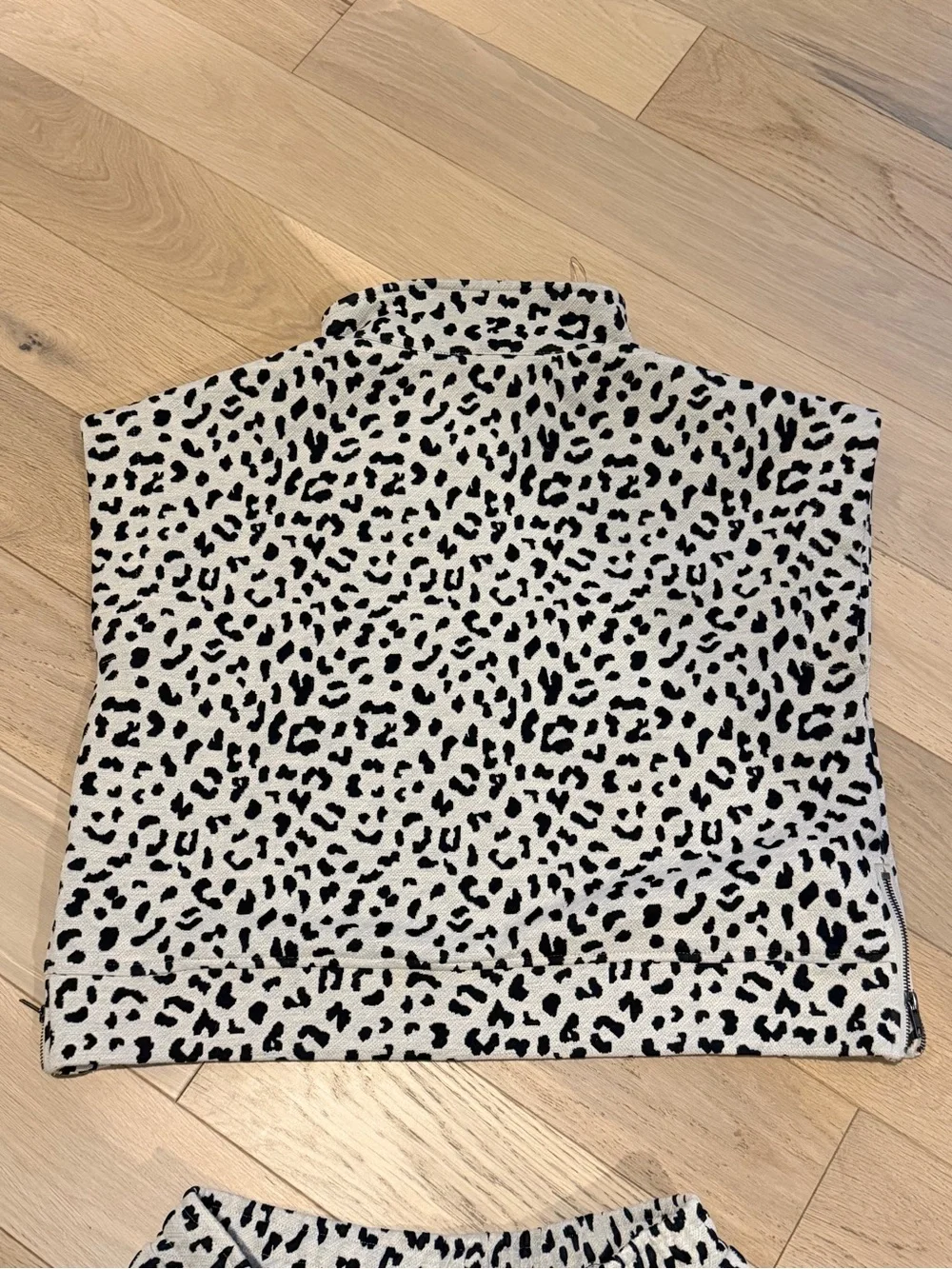 Size L - Whole Outfit!!! entro White and Black Leopard